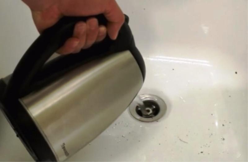 1 simple trick to quickly get rid of clogs in the sink and bathtub
