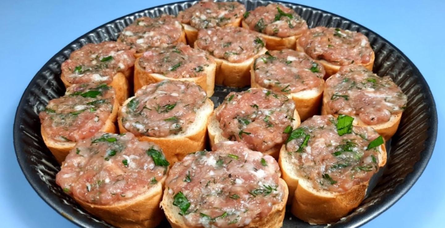 A super easy appetizer of baguette and minced meat