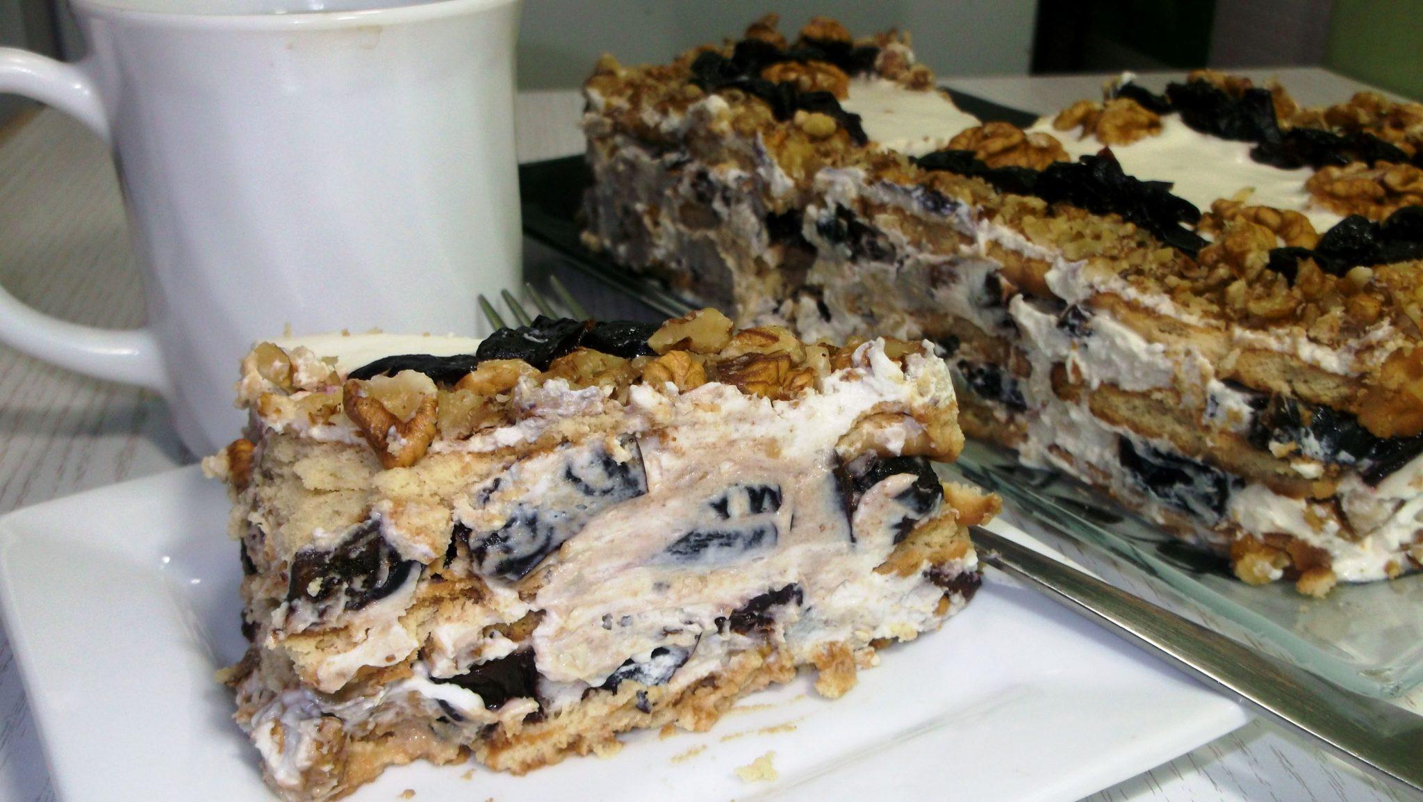 Exquisite and easy no-bake cake with prunes and nuts