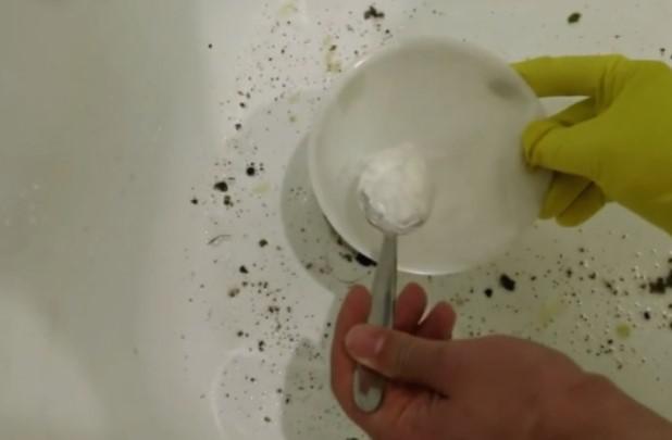 1 simple trick to quickly get rid of clogs in the sink and bathtub