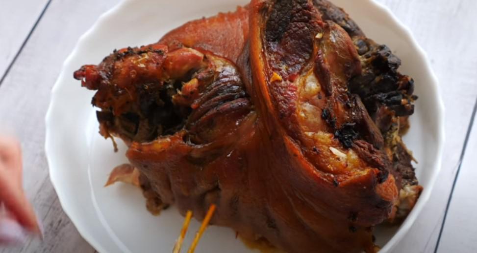 Very tender pork knuckle for the perfect holiday table