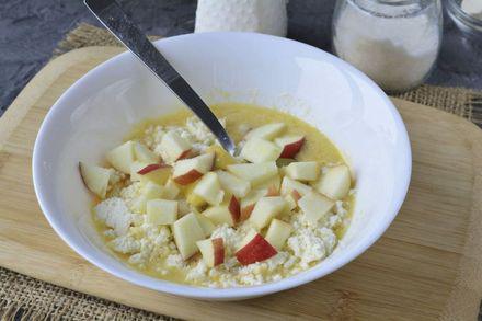 Tender flourless cottage cheese casserole with apples