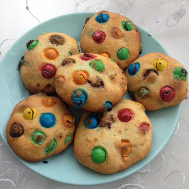 Very fast and colorful cookies with M&M's