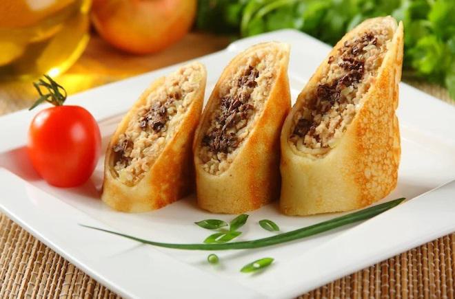 Pancake rolls with chicken and mushrooms - a delicious quick snack