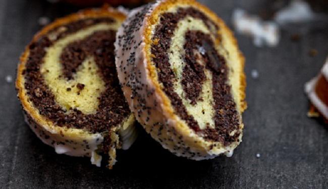 Roll with poppy seeds and raisins