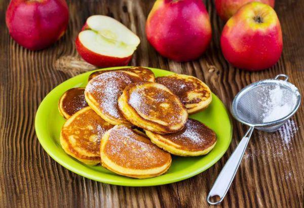 Kefir pancakes with apples