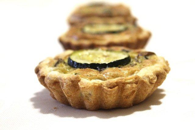 Puff pastry tartlets with mushrooms and zucchini