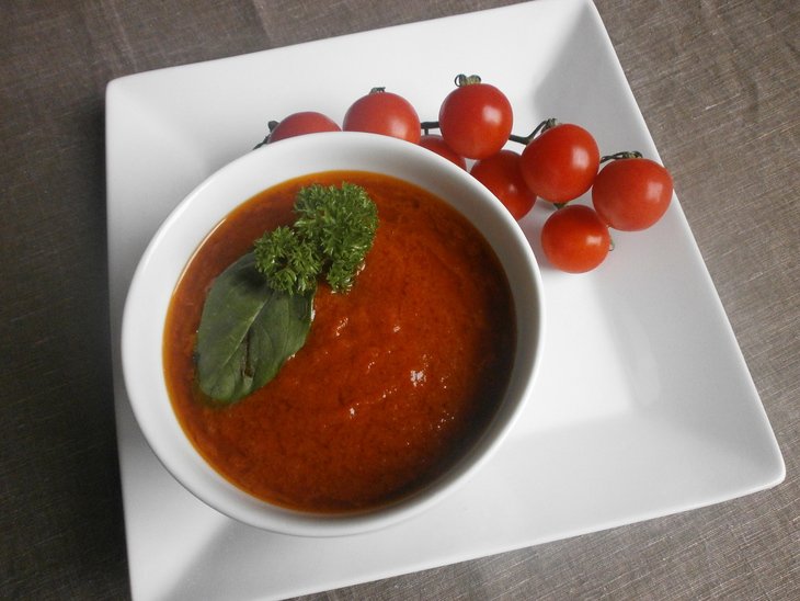 Versatile tomato sauce "three tomatoes"