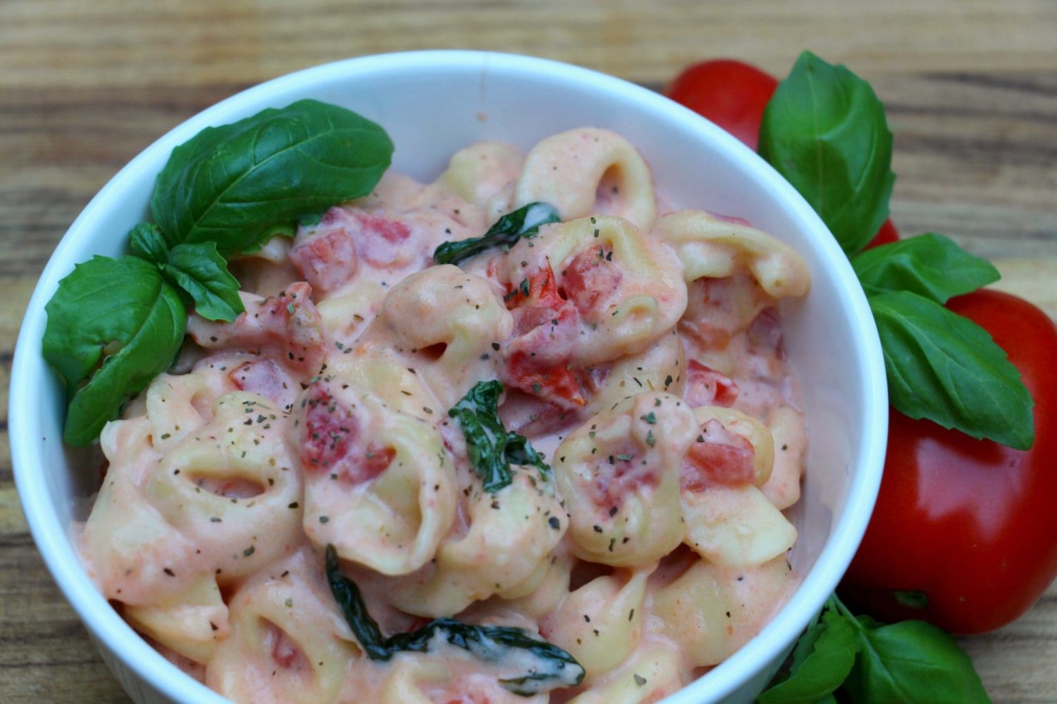 Creamy Tomato & Basil Tortellini: A Delicious Twist!