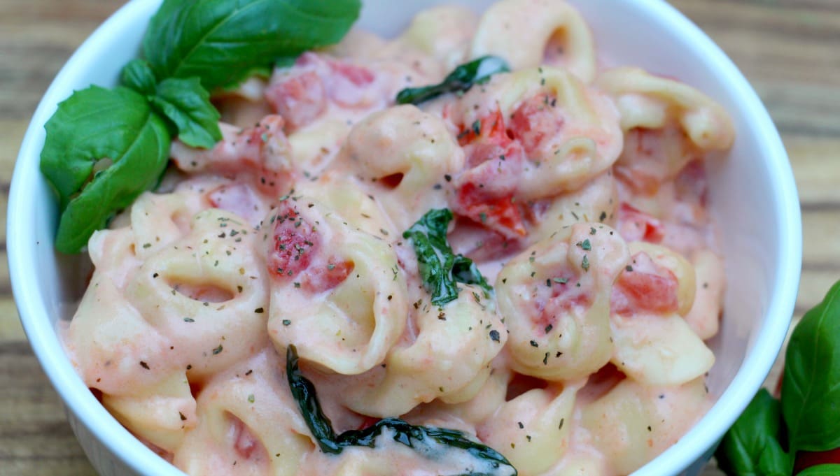 Creamy Tomato & Basil Tortellini: A Delicious Twist!