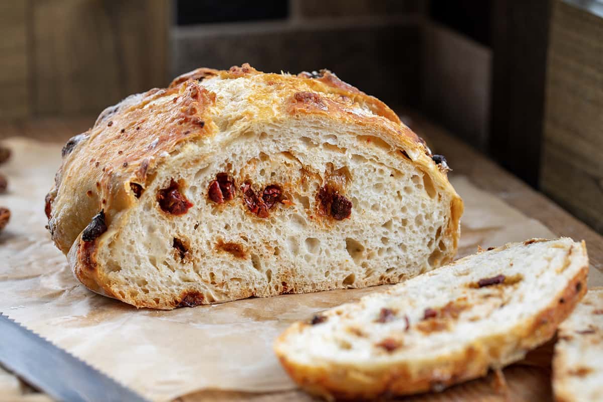 Rustic Tomato-infused Bread: A Flavorful Twist on Homemade Baking